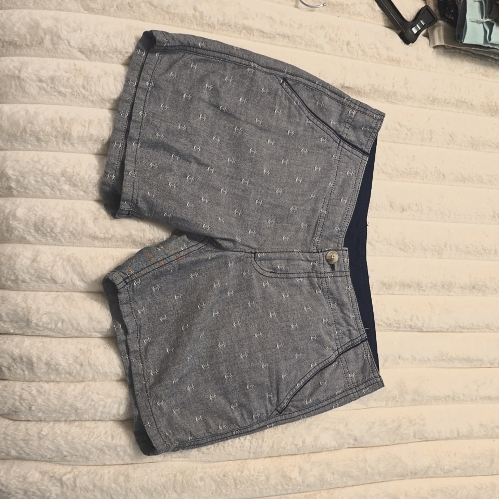 Women's PFG Columbia Shorts Size 4. Has cute anchors on the design.